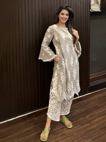 Mehreen Pirzada wearing Neon Kolhapuri Flats